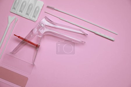 Foto de Kit de examen ginecológico estéril y medicamentos sobre fondo rosa, plano laico. Espacio para texto - Imagen libre de derechos