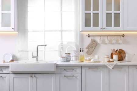 Téléchargez les photos : Ensemble de différents ustensiles et plats sur le comptoir dans la cuisine - en image libre de droit
