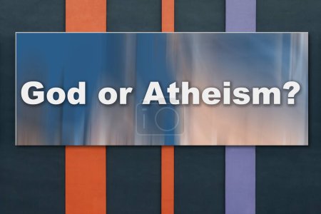 Téléchargez les photos : Panneau publicitaire avec texte Dieu ou l'athéisme sur la construction de la ville - en image libre de droit