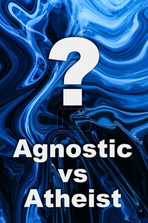 Foto de Texto Agnóstico vs Ateo y signo de interrogación sobre fondo azul manchado - Imagen libre de derechos