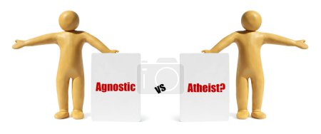Foto de Agnóstico vs Ateo. Figuras humanas de plastilina amarilla con tarjetas apuntando en direcciones opuestas aisladas en blanco - Imagen libre de derechos