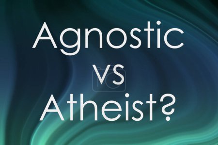 Foto de Texto Agnóstico vs Ateo y signo de interrogación sobre fondo de color manchado - Imagen libre de derechos