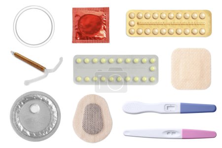 Téléchargez les photos : Contraceptifs oraux, timbres, anneau vaginal, préservatif, dispositif intra-utérin et tests d'ovulation isolés sur blanc, collage. Différentes méthodes de contraception - en image libre de droit