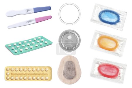 Foto de Anticonceptivos orales, parche, anillo vaginal, condones y pruebas de ovulación aislados en blanco, collage. Diferentes métodos anticonceptivos - Imagen libre de derechos