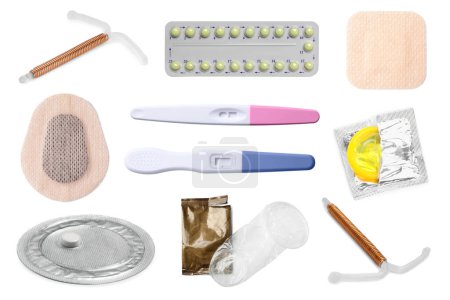 Téléchargez les photos : Contraceptifs oraux, patchs, préservatifs, dispositifs intra-utérins et tests d'ovulation isolés sur blanc, collage. Différentes méthodes de contraception - en image libre de droit