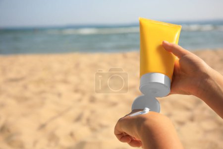 Foto de Niño aplicando protector solar cerca del mar, primer plano. Espacio para el texto. Protección solar cuidado - Imagen libre de derechos