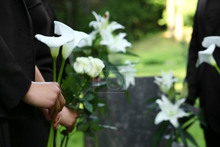 Foto de Personas con flores al aire libre, primer plano y espacio para el texto. Ceremonia funeraria - Imagen libre de derechos