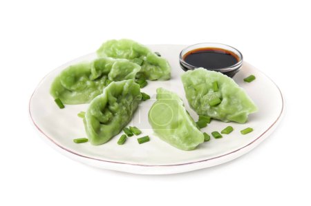 Téléchargez les photos : Délicieuses boulettes vertes (gyozas) et sauce soja isolées sur blanc - en image libre de droit