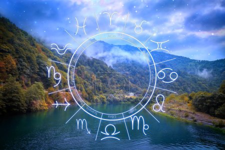Foto de Rueda del zodíaco y hermosa vista sobre el río en las montañas - Imagen libre de derechos