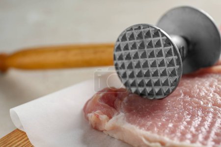 Téléchargez les photos : Schnitzel de cuisine. Côtelettes de porc crues et maillet de viande sur planche de bois, gros plan - en image libre de droit