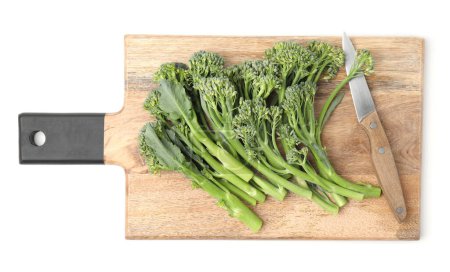 Foto de Tablero de madera con broccolini fresco crudo y cuchillo aislado en blanco, vista superior. Alimento saludable - Imagen libre de derechos