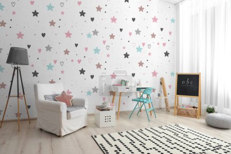 Foto de Interior de la habitación moderna para niños con muebles cómodos y fondos de pantalla lindos - Imagen libre de derechos