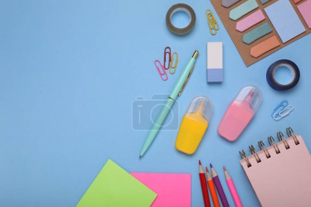 Foto de Composición plana con diferentes artículos de papelería escolar sobre fondo azul claro, espacio para el texto. Regreso a la escuela - Imagen libre de derechos