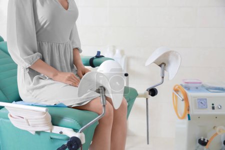 Foto de Chequeo ginecológico. Mujer sentada en la silla de examen en el hospital, primer plano - Imagen libre de derechos