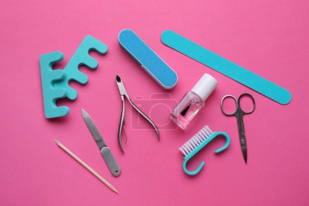 Foto de Juego de herramientas de pedicura sobre fondo rosa, plano - Imagen libre de derechos