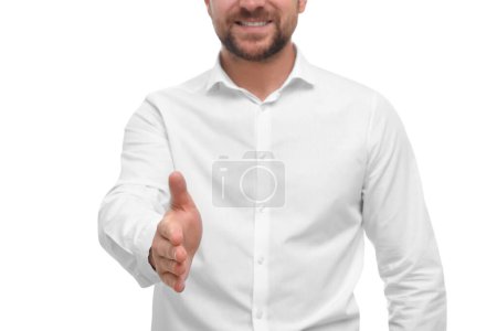 Téléchargez les photos : Homme accueillant et offrant poignée de main sur fond blanc, gros plan - en image libre de droit