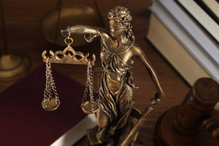 Téléchargez les photos : Symbole de traitement équitable en vertu de la loi. Figure de Dame Justice, livres et marteau sur table en bois, gros plan - en image libre de droit