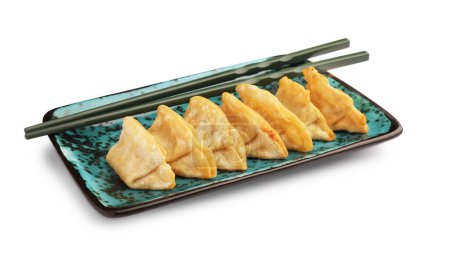 Téléchargez les photos : Délicieux gyoza (boulettes asiatiques) et baguettes isolés sur blanc - en image libre de droit