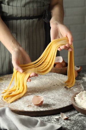 Frau macht hausgemachte Pasta am Tisch, Nahaufnahme