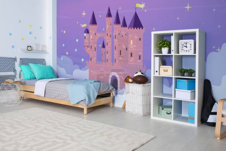 Foto de Interior de la habitación del niño con cama cómoda. Fondos de pantalla temáticos de cuento de hadas con castillo - Imagen libre de derechos
