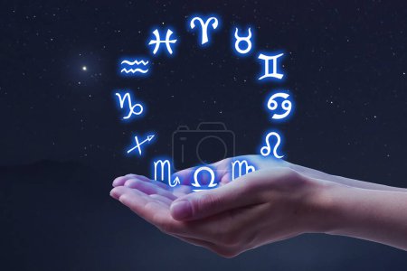 Téléchargez les photos : Astrologie. Femme avec roue du zodiaque contre ciel étoilé, gros plan - en image libre de droit