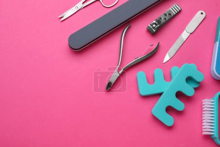 Foto de Juego de herramientas de pedicura sobre fondo rosa, plano. Espacio para texto - Imagen libre de derechos