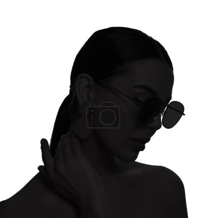 Foto de Silueta de mujer con gafas de sol aisladas en blanco - Imagen libre de derechos