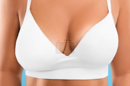Téléchargez les photos : Femme avec asymétrie mammaire en haut, gros plan - en image libre de droit