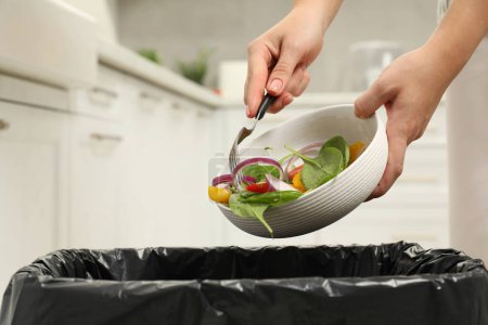 Frau wirft Gemüsesalat in Mülltonne, Nahaufnahme
