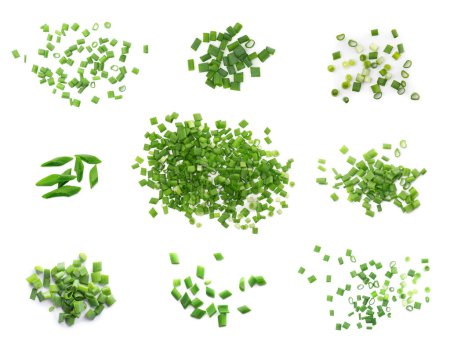 Téléchargez les photos : Collage d'oignon vert haché sur fond blanc - en image libre de droit