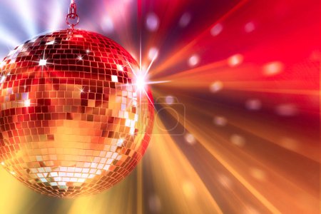 Téléchargez les photos : Boule disco lumineuse brillante sous des lumières de couleur, espace pour le texte - en image libre de droit