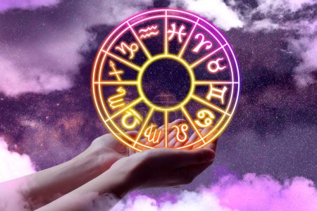 Téléchargez les photos : Astrologie. Femme tenant la roue du zodiaque contre le ciel étoilé avec des nuages, gros plan - en image libre de droit