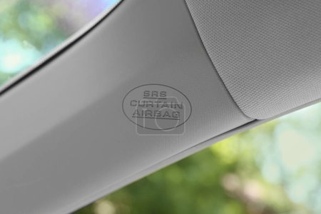 Foto de Señal de airbag de seguridad en el panel pilar dentro del coche - Imagen libre de derechos