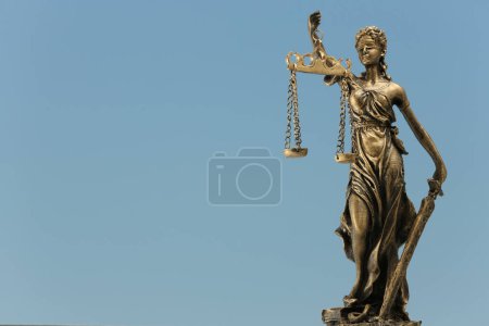 Téléchargez les photos : Figure de Lady Justice contre le ciel, espace pour le texte. Symbole du traitement équitable prévu par la loi - en image libre de droit