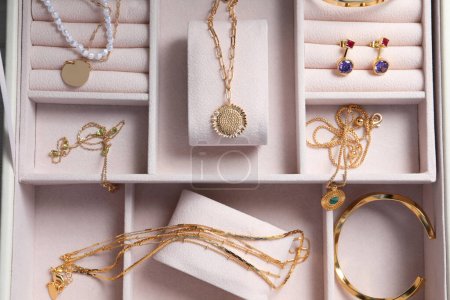 Téléchargez les photos : Belle bijouterie en boîte à bijoux, vue sur le dessus - en image libre de droit