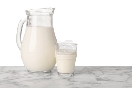 Gläser mit leckerer Milch auf Marmortisch vor weißem Hintergrund
