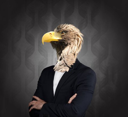 Foto de Retrato de hombre de negocios con cara de águila sobre fondo oscuro - Imagen libre de derechos