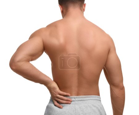 Hombre que sufre de dolor de espalda sobre fondo blanco, vista posterior