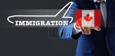 Einwanderung. Geschäftsmann berührt digitalen Bildschirm mit Abbildung des Flugzeugs, Wort und Flagge Kanadas auf dunkelgrauem Hintergrund, Nahaufnahme