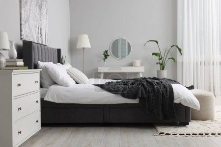 Foto de Elegante dormitorio interior con gran cama cómoda, cómoda y tocador - Imagen libre de derechos