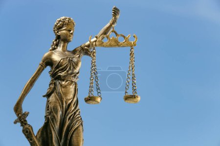 Símbolo de trato justo bajo la ley. Figura de Lady Justicia contra el cielo, primer plano con espacio para el texto