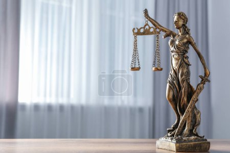 Téléchargez les photos : Figure de Lady Justice sur table en bois à l'intérieur, espace pour le texte. Symbole du traitement équitable prévu par la loi - en image libre de droit