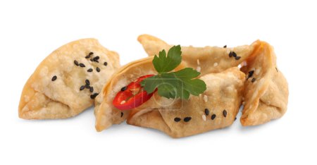 Téléchargez les photos : Délicieux gyoza (boulettes asiatiques) au sésame, persil et poivre isolé sur blanc - en image libre de droit