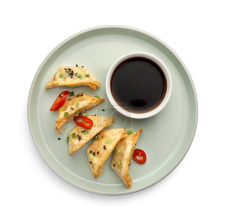 Téléchargez les photos : Délicieux gyoza (boulettes asiatiques) avec sauce soja, poivre, oignon et sésame isolé sur blanc, vue de dessus - en image libre de droit