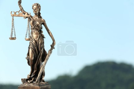 Téléchargez les photos : Figure de Lady Justice contre le ciel, espace pour le texte. Symbole du traitement équitable prévu par la loi - en image libre de droit