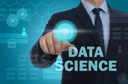 Téléchargez les photos : Science des données. Homme touchant écran numérique, gros plan - en image libre de droit