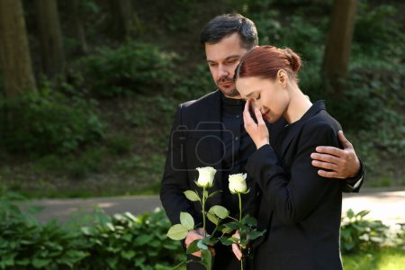 Trauerzeremonie. Mann tröstet Frau im Freien, Raum für Text