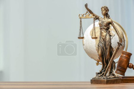 Téléchargez les photos : Figure de Lady Justice avec marteau et globe sur la table, espace pour le texte. Symbole du traitement équitable prévu par la loi - en image libre de droit