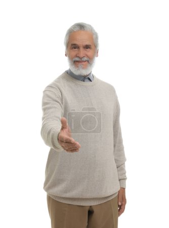 Téléchargez les photos : Senior homme accueillant et offrant poignée de main isolé sur blanc - en image libre de droit