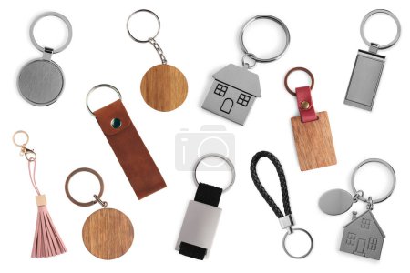 Téléchargez les photos : Ensemble de différents porte-clés isolés sur blanc - en image libre de droit